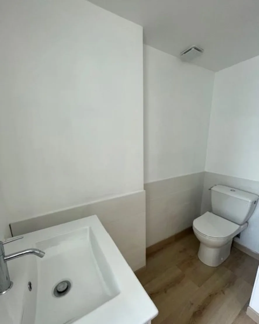 Salle d'eau avec lavabo et WC